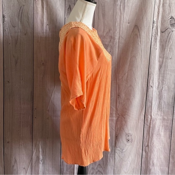 ✅HOST Pick✅ Gimmicks by BKE Cold Shoulder Top, Medium - Picture 2 of 9